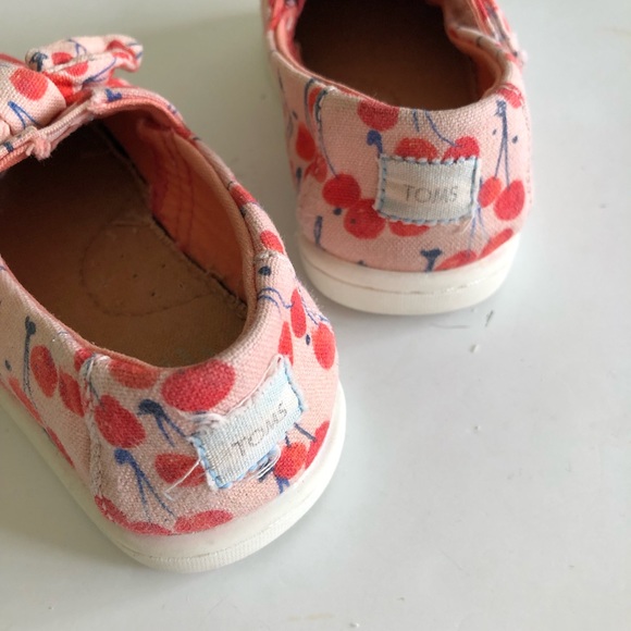 TOMS Tiny Classics Coral Pink Cherry Cherie Print Bow. Size T6 - Picture 7 of 8